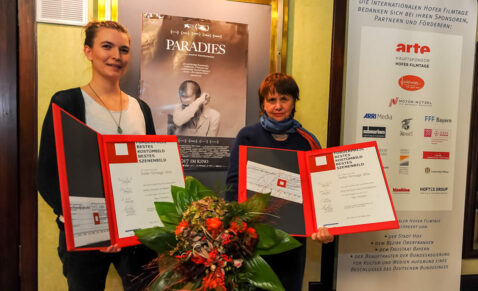 Vera Behringer (links) und Irene Edenhofer-Welzl nehmen die Bild-Kunst-Preise stellvertretend entgegen.