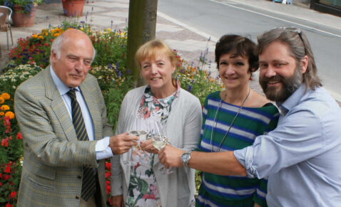 Nach der Beurkundung des Kaufvertrags (von links): Dr. Karl Gerhard Schmidt und die Vorstandsmitglieder des Cine Center Hof e.V., Christine Walther, Ana Radica und Andreas Walter.