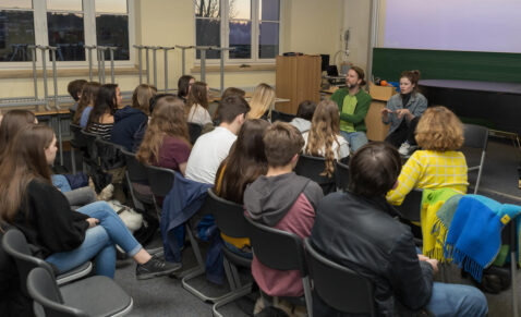 Luzie Loose zeigt und diskutiert SCHWIMMEN im Hofer-Schiller-Gymnasium.